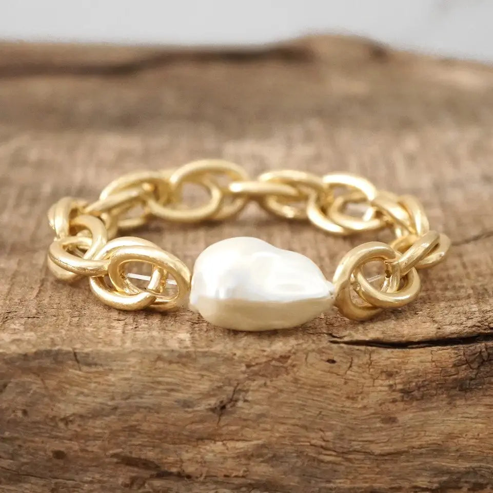 Chunky Chain with a large pearl Bracelet in Worn Gold