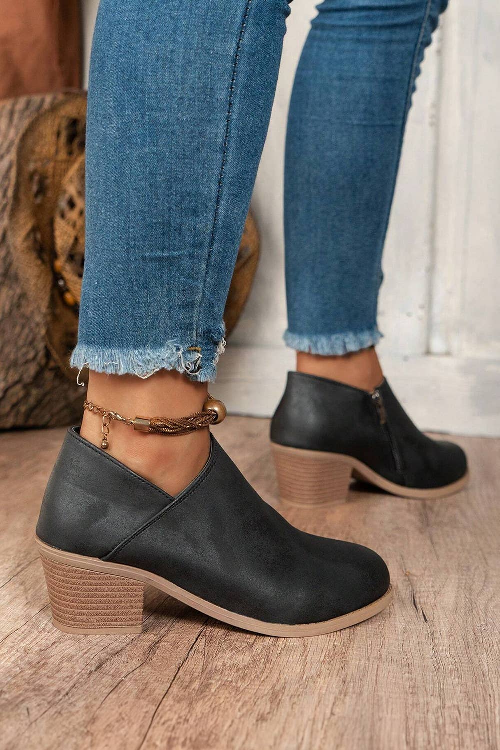 1 the Woman - Tulip Opening Suede Ankle Boots