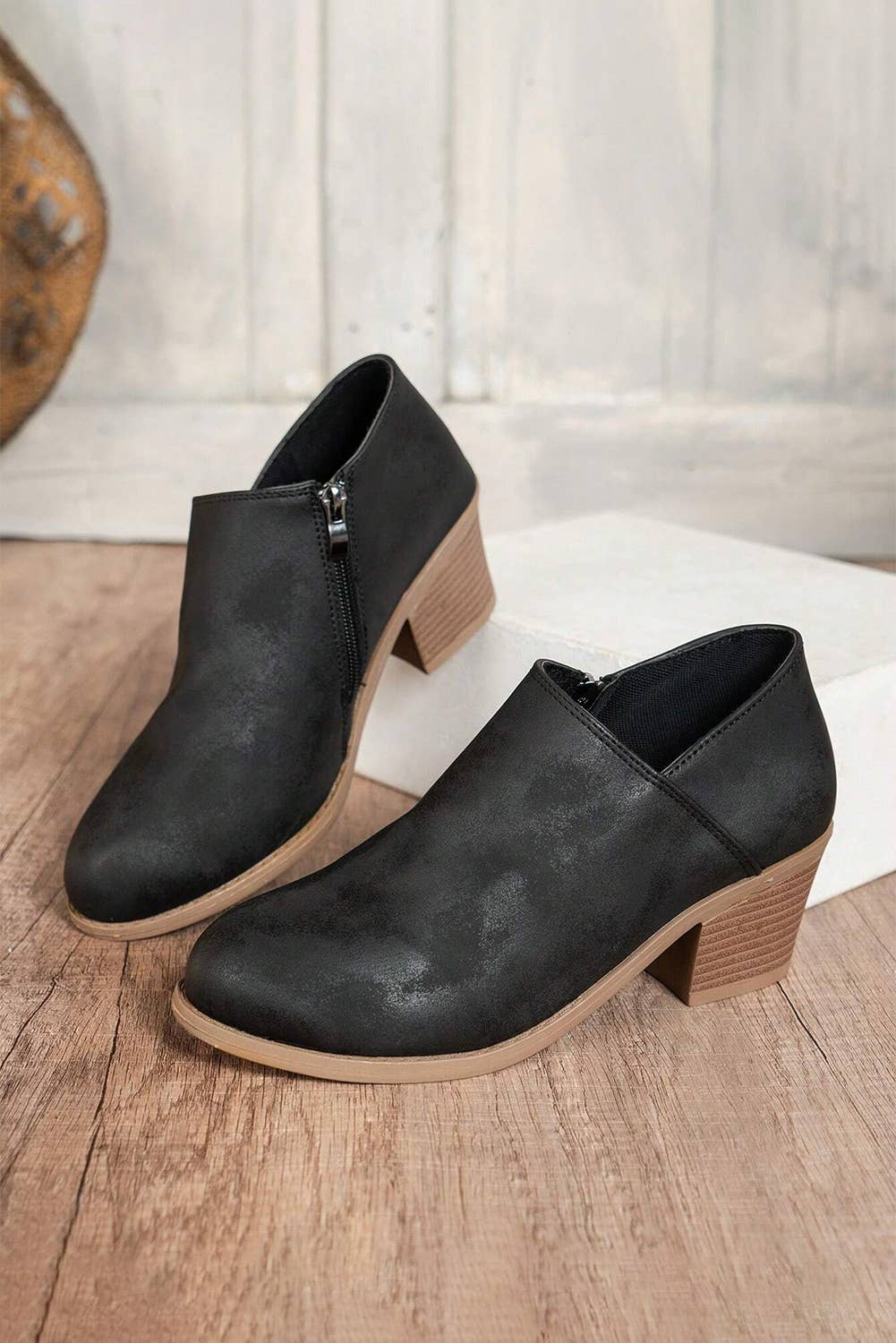 1 the Woman - Tulip Opening Suede Ankle Boots