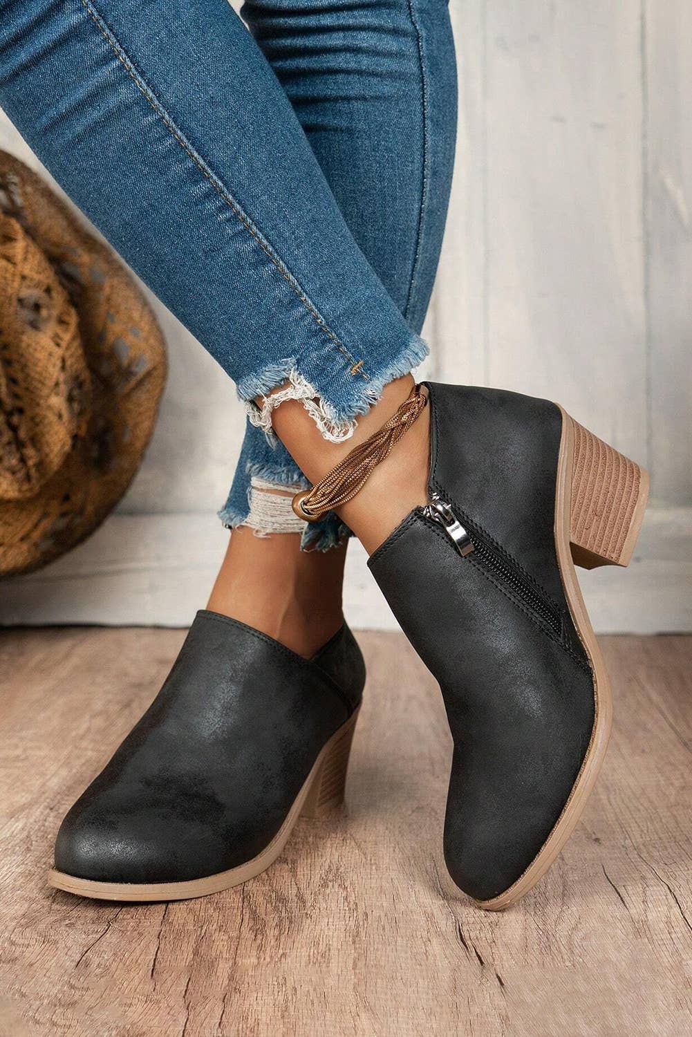 1 the Woman - Tulip Opening Suede Ankle Boots