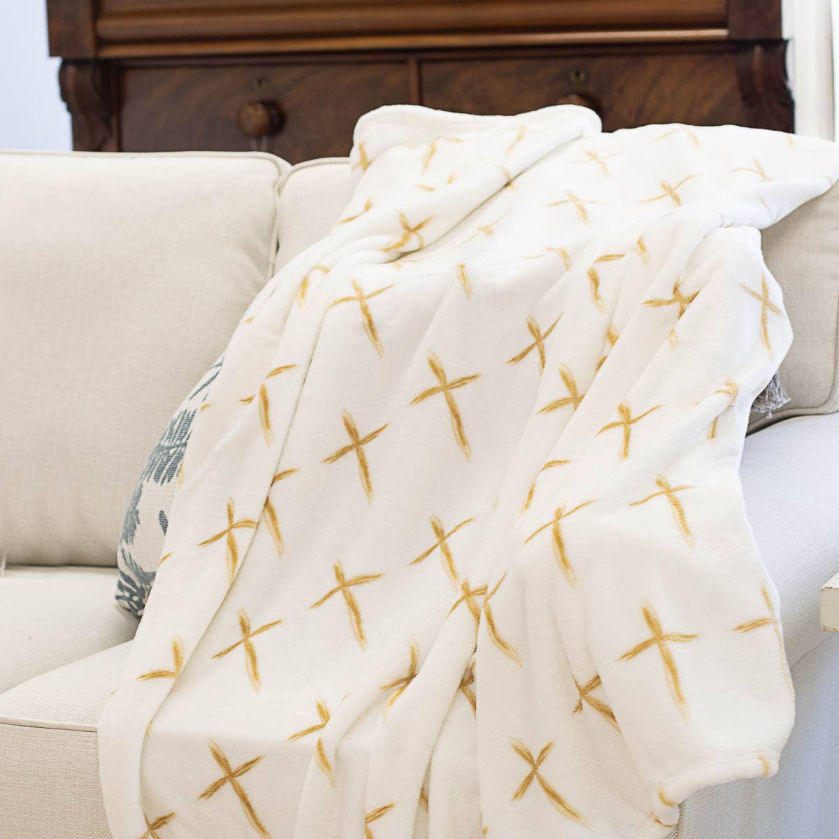 La Croix Throw   Soft White/Gold   50x60